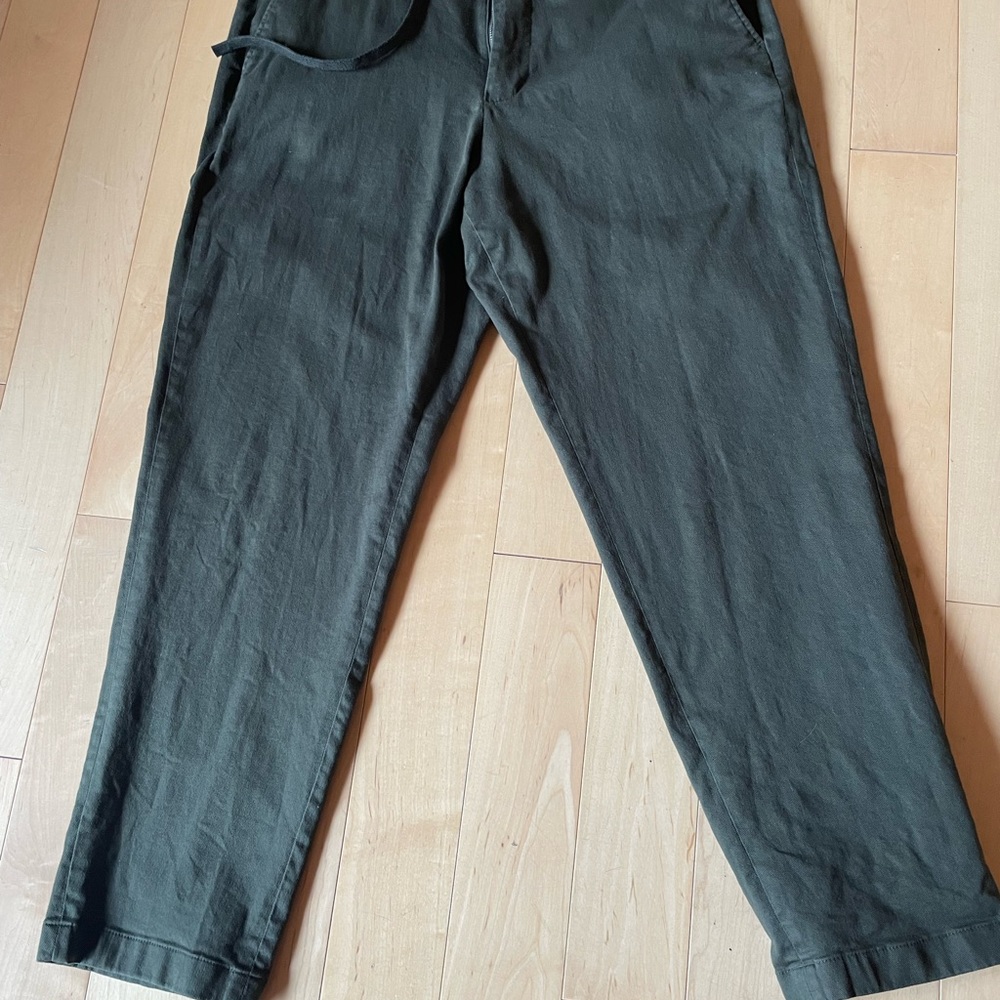 Men’s Uniqlo draw string pants.